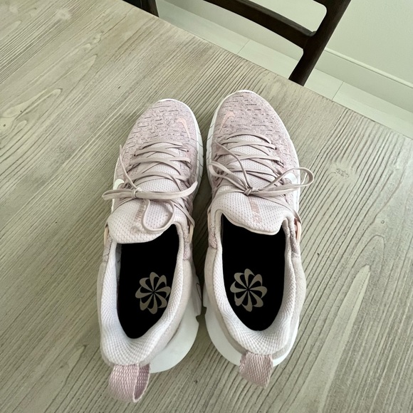 FINAL SALE-Nike- Free Run 5.0 in color violet/champagne/white size 6.5 - Picture 8 of 11